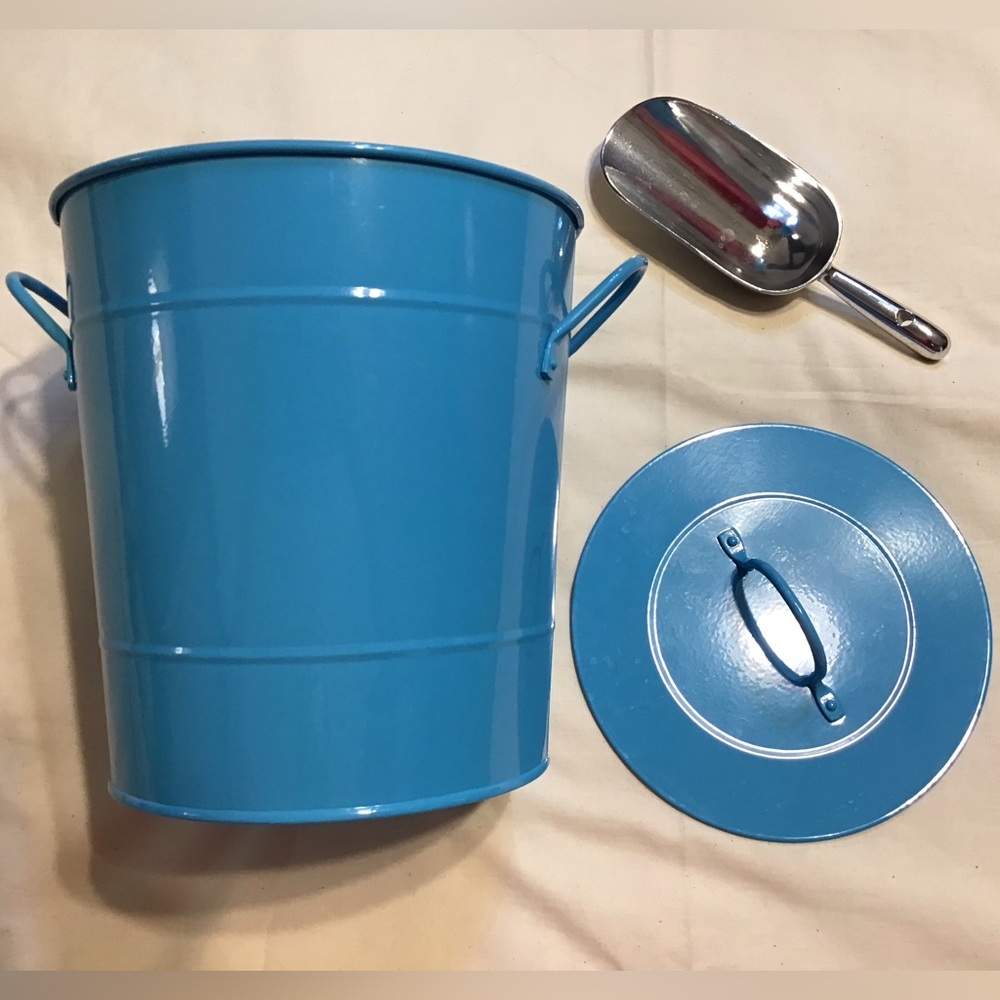 Blue Insulated Ice Bucket With Lid and Scoop